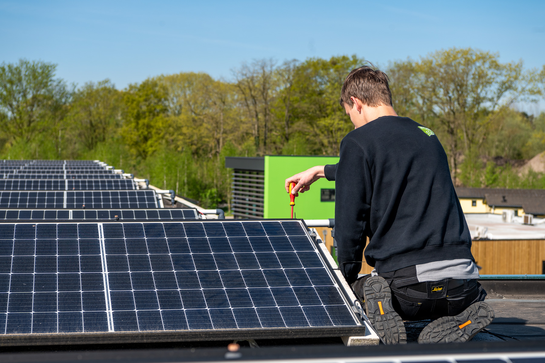 Zonnepanelen op de daken van Work and Stay in Maasbree